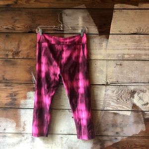 Under Armour Pants - Under Armour Medium Cropped Pink Tie-Dye Leggings Under Armour Pants - Under Armour Medium Cropped Pink Tie-Dye Leggings